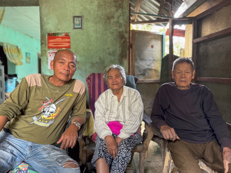 Cyrus Malupa (links) mit seinen Eltern Corazon und Eleuterio Malupa.  Sie sitzen in ihrem Haus in Itbayat.