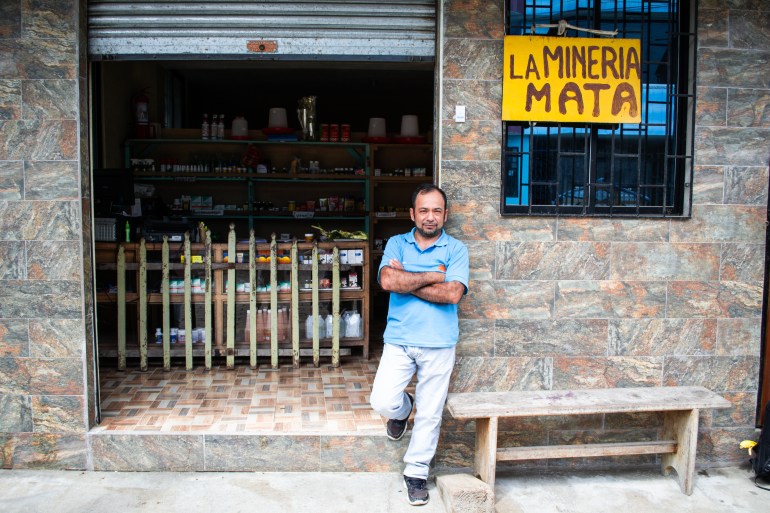 Luis Martinez, 47 anos, agricultor, fica do lado de fora da farmácia local para animais na comunidade de Las Pampas, Equador