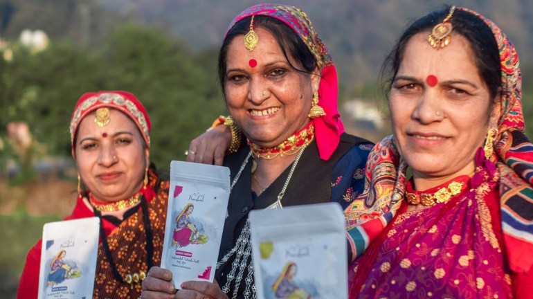 Women holding packets of pisyun loon