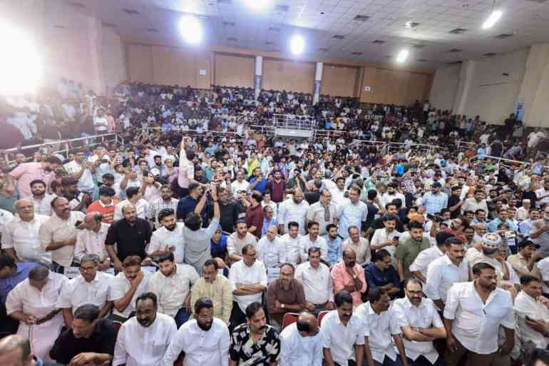Um auditório lotado ouve o candidato ao Congresso Shafi Parambil em Sharjah, Emirados Árabes Unidos, enquanto ele faz campanha para as eleições em Kerala, Índia (Foto: folheto do KMCC)