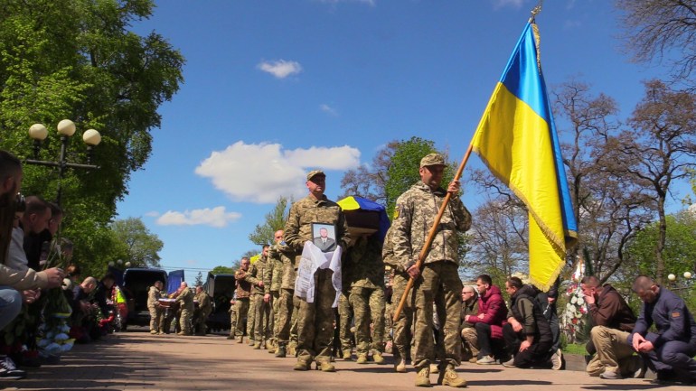 The funeral of a Ukrainian serviceman in the northern city of Chernihiv-1714043496