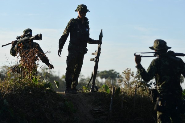 Мианмарска армия на въжетата