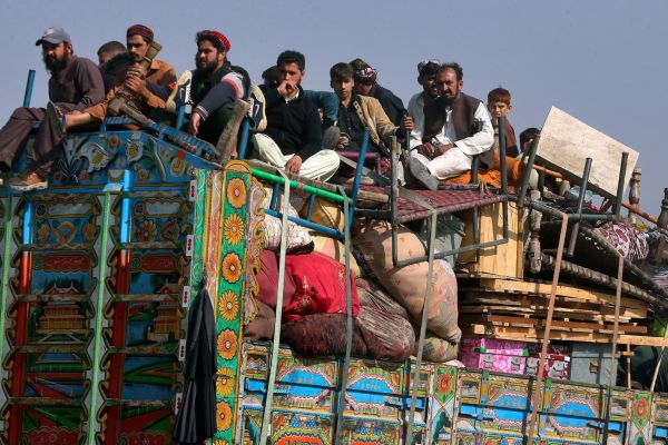 Защо Пакистан експулсира афганистанските бежанци?