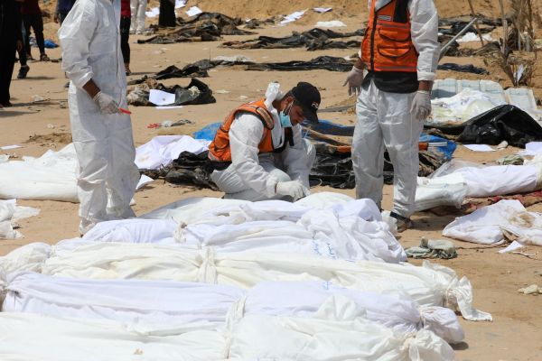 Стотици тела са открити в масови гробове в Газа след
