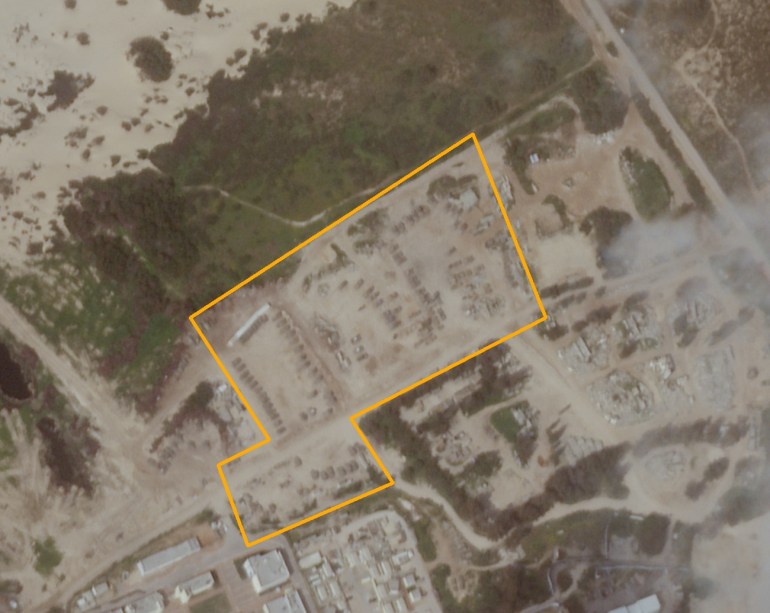 가자 북쪽 해안 근처에 위치한 엘리 세나 진입 지역에서 약 2km 떨어진 가자 지구 국경의 북쪽에서 위성 이미지를 분석한 결과 기지에 약 120대의 군용 차량이 있는 것으로 나타났습니다.