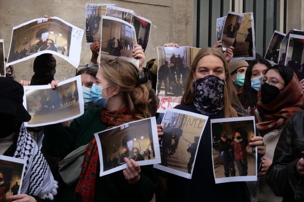 Френски студенти се присъединяват към водени от САЩ протести срещу войната на Израел в Газа