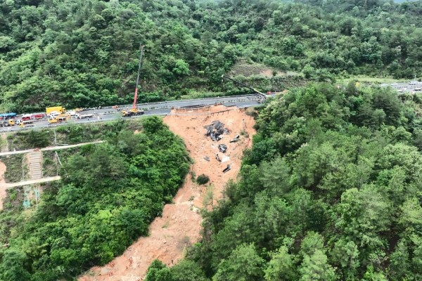 Броят на загиналите при срутване на магистрала в Южен Китай достигна 36