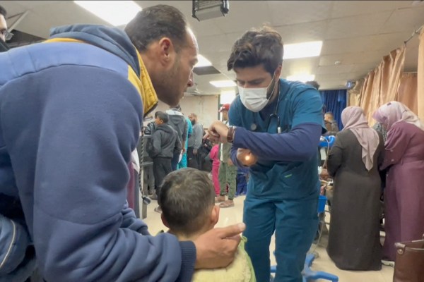 Виден палестински лекар от болницата ал Шифа в Газа почина в