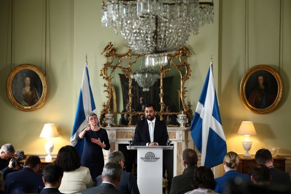 Шотландското правителство оцеля при вота на доверие, след като Хамза Юсаф се оттегли