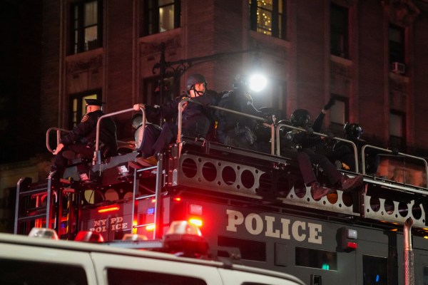 Полицията в Ню Йорк навлезе в кампуса на Колумбия, докато протестът в Газа ескалира