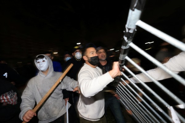 Сблъсъци в UCLA: Пропалестински протестиращи, нападнати от поддръжници на Израел