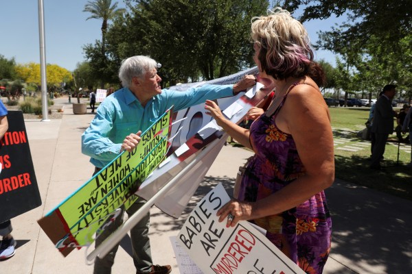 Сенатът на Аризона гласува да отмени забраната на абортите от