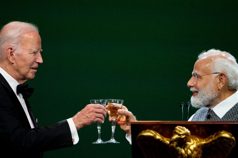 جو بایدن، رئیس‌جمهور ایالات متحده و نارندرا مودی، نخست‌وزیر هند، در 22 ژوئن 2023 در ضیافت شام دولتی به افتخار نارندرا مودی، نخست‌وزیر هند در کاخ سفید در واشنگتن دی سی، نان نان تست می‌کنند. (عکس از استفانی رینولدز/ خبرگزاری فرانسه)