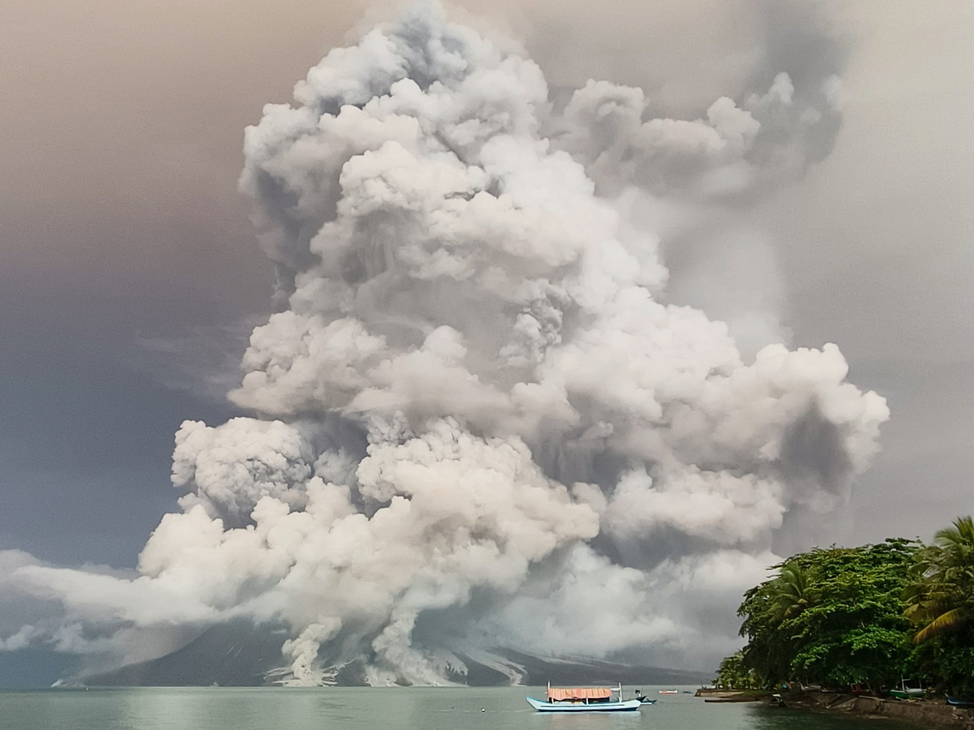 Thousands evacuated, flights disrupted as Indonesian volcano erupts again | Volcanoes News