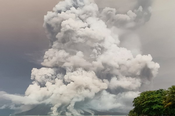 Хиляди евакуирани, полетите са прекъснати, тъй като индонезийският вулкан отново изригна
