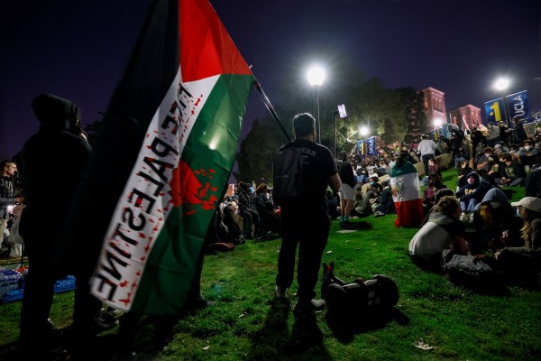 Противостояние в кампуса на UCLA, тъй като полицията нарежда на пропалестински протестиращи да напуснат