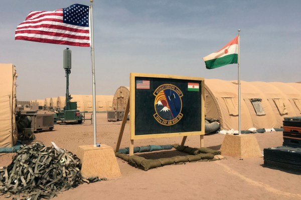 Руски войски се разполагат във въздушна база, в която се помещават американски военни в Нигер: американски служител