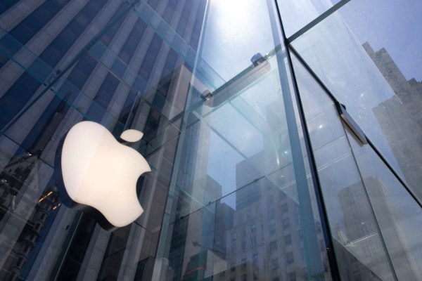 Приходите на Apple намаляват за пето поредно тримесечие водени от