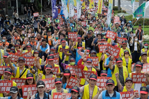 Снимки: Първомайски митинги в Азия изискват подобряване на трудовите права