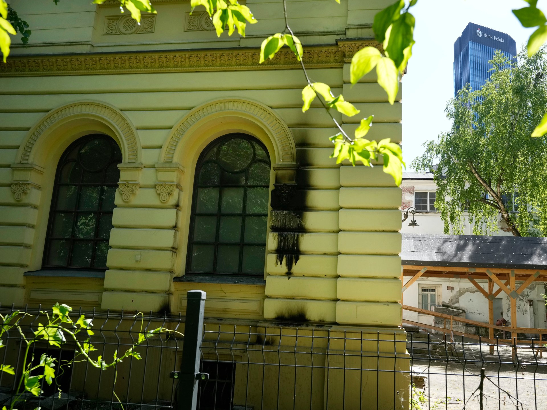 Polscy politycy potępiają podpalenie żydowskiej synagogi w Warszawie  Wiadomości UE