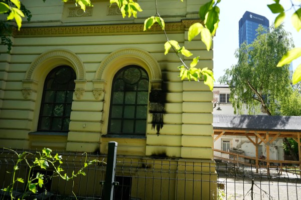 Полски политици осъждат атентат със запалителна бомба във варшавската синагога