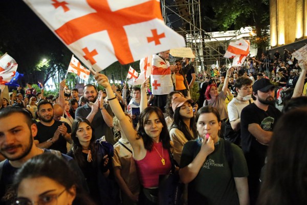 Хиляди се протестираха в Грузия, докато парламентът предлага законопроект за „чуждо влияние“