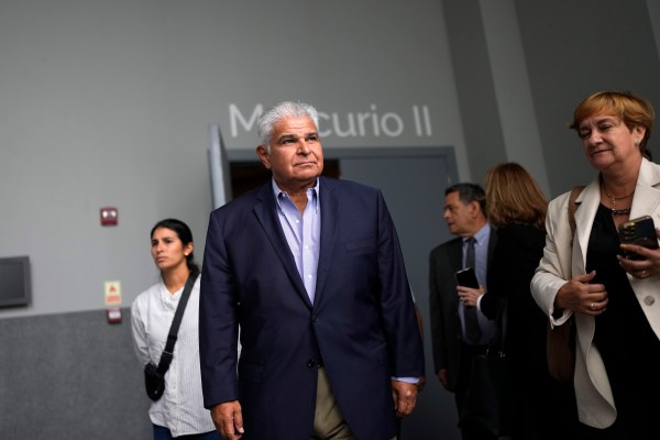 Съдът в Панама реши, че водещият кандидат Мулино може да остане в президентската надпревара