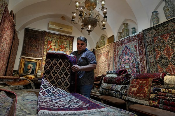 Зашеметяващите продажби на килими в Иран