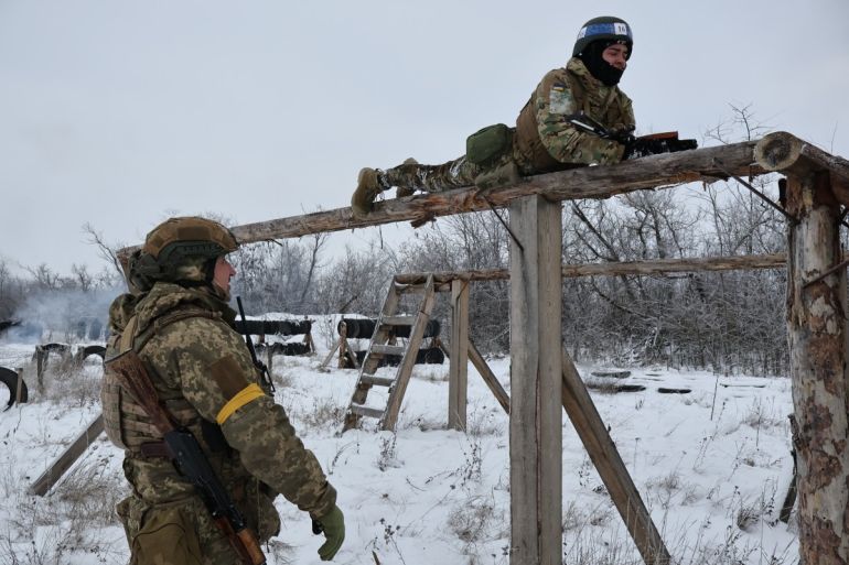 Nesta fotografia tirada e divulgada pelo serviço de imprensa da 65ª Brigada Mecanizada das Forças Armadas Ucranianas em 1º de janeiro de 2026, a recruta ucraniana Tetiana (R), de 20 anos, participa de um treinamento militar básico em um local não revelado na região de Zaporizhzhia, em meio à invasão russa da Ucrânia. (Foto de Andriy Andriyenko / 65ª Brigada Mecanizada das Forças Armadas Ucranianas / AFP) / XGTY / RESTRITO AO USO EDITORIAL - CRÉDITO OBRIGATÓRIO 