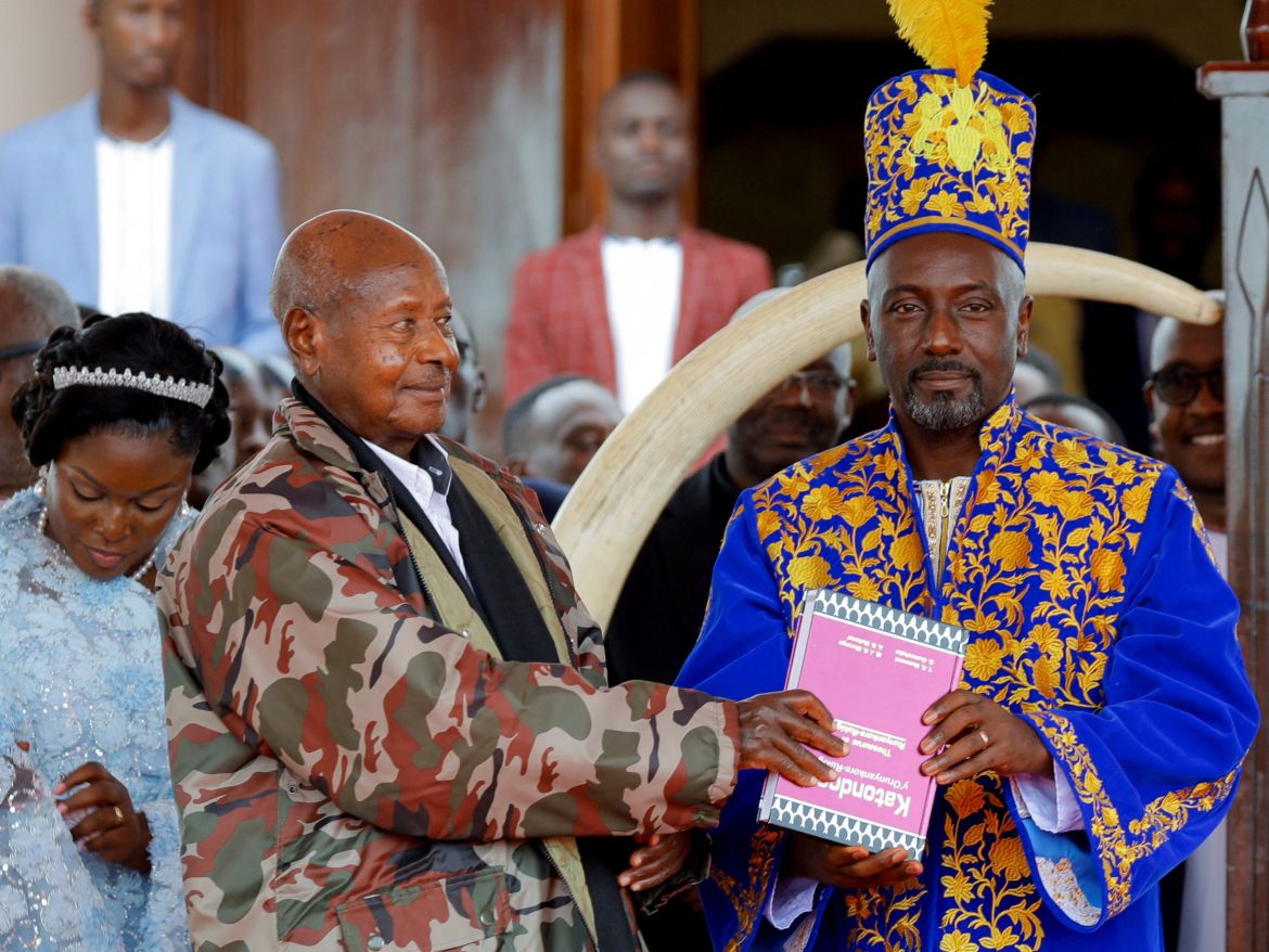 Uganda's President Yoweri Museveni stands next to King Edward Rukidi Nyabongo 1 of the Tooro Kingdom, the 13th monarch of the Batooro people, on the day of his ritual-laden coronation at the Karuziika palace, Fort Portal, Uganda September 29, 2026. REUTERS/Abubaker Lubowa